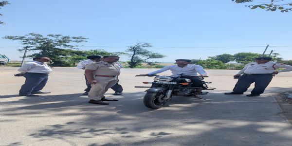 यातायात नियमों पर सख्त हुई नूंह पुलिस, पटाखा बुलेट बाइक का चालान