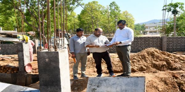 बलरामपुर में निर्माण कार्यों का औचक निरीक्षण, गुणवत्ता और समय-सीमा पर सख्त निर्देश