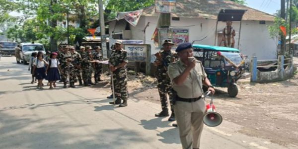 पुलिस ने रूट मार्च कर लोगों से निडर होकर वोट देने की अपील