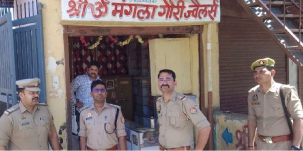 पुलिस चौकी के निकट दो सर्राफा समेत तीन दुकानों में लाखों की चोरी