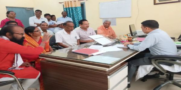 बंग भाषी उन्नयन समिति ने बीडीओ को सौंपा ज्ञापन