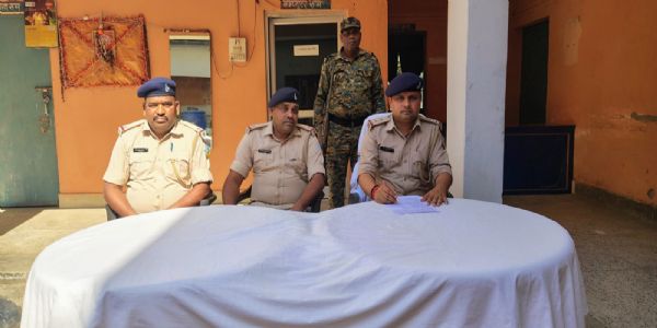 अवैध शराब फैक्ट्री का खुलासा, सैकड़ों बोतलें जब्त