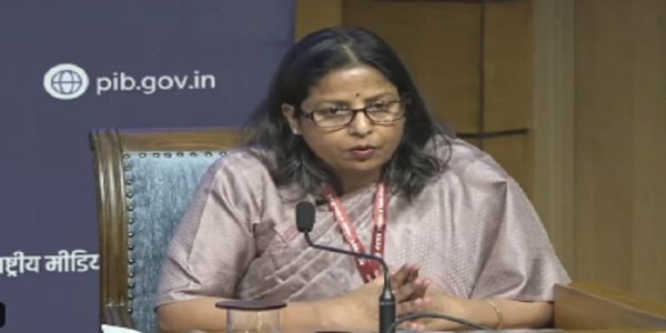 देश में एलपीजी वितरकों और पेट्रोल पंपों के पास ईंधन के पर्याप्त स्टॉक: सुजाता शर्मा