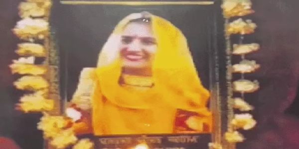 विवाहिता की संदिग्ध मौत पर थाने का घेराव: दो घंटे के प्रदर्शन के बाद पुलिस ने दर्ज की एफआईआर