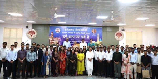 इविवि में प्रतिष्ठित प्रतियोगी परीक्षाओं में चयनित विद्यार्थी हुए सम्मानित