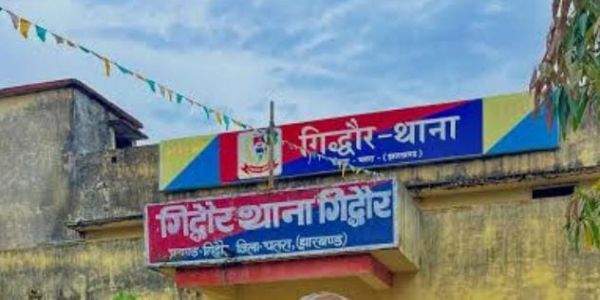 वायरल वीडियो के बाद एसपी ने की कार्रवाई,गिद्धौर थाना प्रभारी शिवा यादव सहित तीन पुलिसकर्मी निलंबित