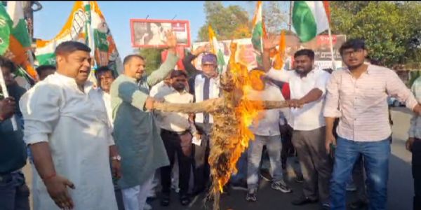 खरगे पर टिप्पणी को लेकर बवाल, धनबाद में पुतला दहन