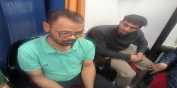 मीरजापुर में 10 हजार की रिश्वत लेते फंसा लेखपाल, फोटोकॉपी दुकान से गिरफ्तार