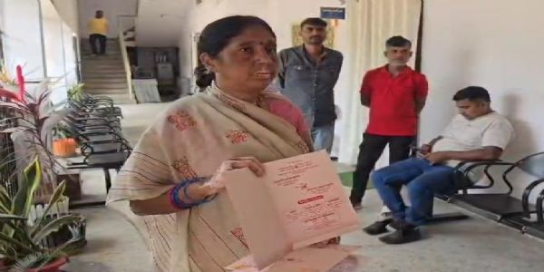 बेटी की शादी को लेकर गैस के लिए दर-दर भटकती मां