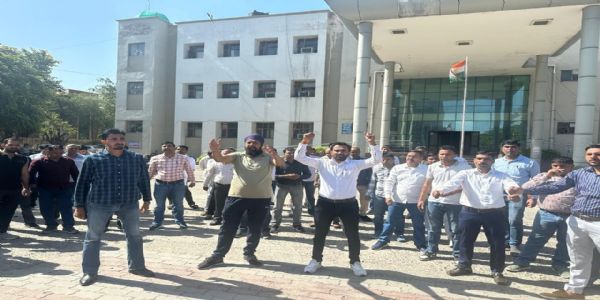 कैथल: एफआईआर के विरोध में बिजली कर्मचारियों का प्रदर्शन, 26वें दिन भी जारी रही गेट मीटिंग