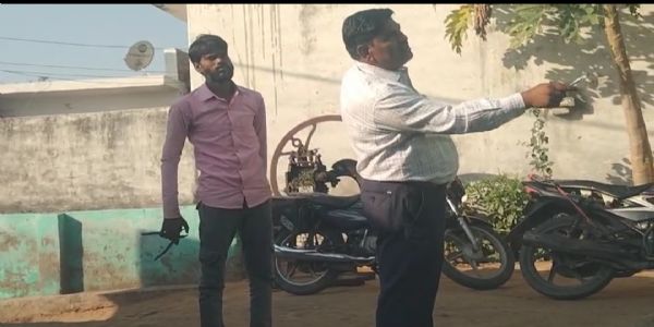 लखनऊ से आई विजिलेंस टीम ने छापेमारी कर बिजली चोरी पकड़ी