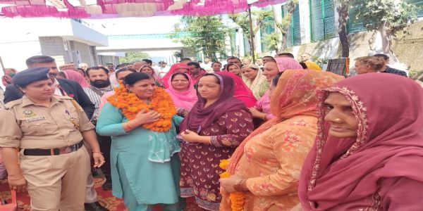 नादौन की जनता का विशेष ध्यान रखते हैं सीएम : कमलेश ठाकुर