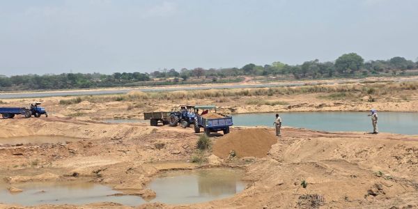 जांजगीर-चांपा में अवैध रेत उत्खनन पर बड़ी कार्रवाई, 200 ट्रैक्टर रेत नदी में डलवाई गई, दाे हाईवा जब्त