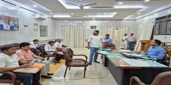 जनता के दरबार में जिलाधिकारी ने सुनीं 81 फरियादियों की समस्याएँ