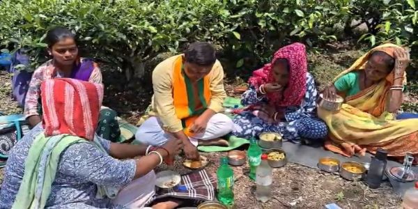 चुनाव 26 : भाजपा उम्मीदवार आनंदमय बर्मन ने श्रमिकों संग किया भोजन