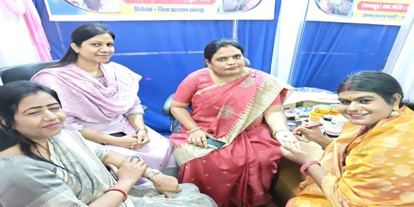 ट्रांसजेंडर बने ब्यूटीशियन, विधायक और महिला अधिकारियों का किया मेकअप