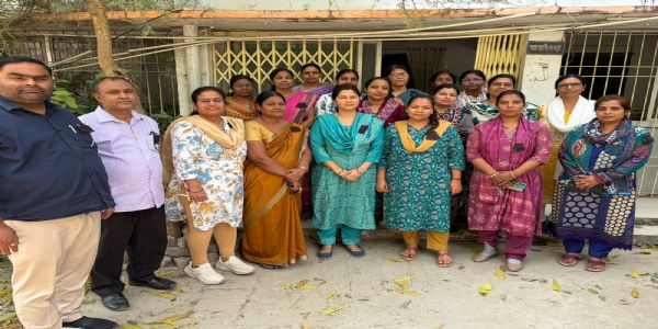 आक्रोशित शिक्षक ने काला बिल्ला लगाकर जताया विरोध