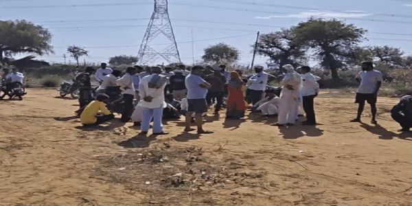 बेकाबू ट्रेलर तंबू में घुसा, दो बच्चों सहित तीन की मौत