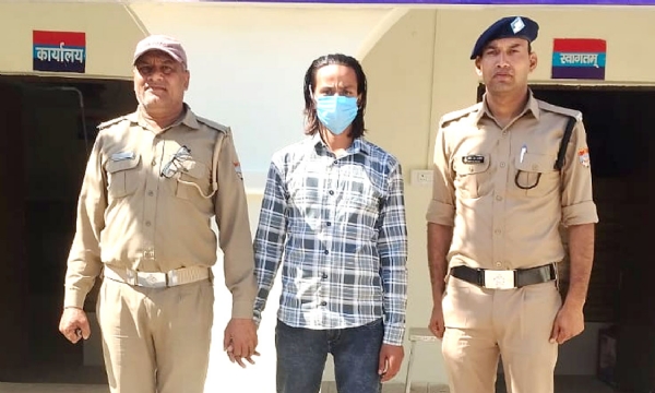 पुलिस गिरफ्त में आरोपित