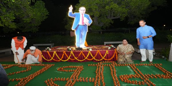 मुख्यमंत्री रेखा गुप्ता शुक्रवार को ‘भीम ज्योति उत्सव’ का शुभारंभ करते हुए