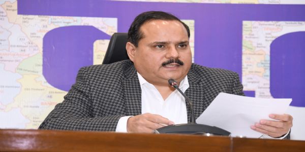 उत्तर प्रदेश के मुख्य निर्वाचन अधिकारी श्री नवदीप रिणवा ने मतदाता सूची के विशेष प्रगाढ़ पुनरीक्षण (SIR)-2026 अभियान के अंतर्गत शुक्रवार को लोकभवन स्थित मीडिया सेंटर में प्रेसवार्ता की । उत्तर प्रदेश के मुख्य निर्वाचन अधिकारी श्री नवदीप रिणवा ने मतदाता सूची के विशेष प्रगाढ़ पुनरीक्षण (SIR)-2026 अभियान के अंतर्गत शुक्रवार को लोकभवन स्थित मीडिया सेंटर में प्रेसवार्ता की ।