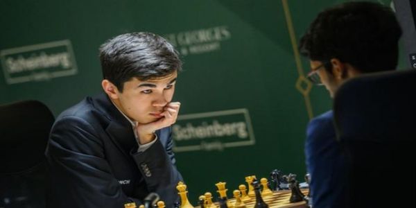 जावोखिर सिंदारोव ने आर. प्रज्ञानानंद के बीच मैच का दृश्य जावोखिर सिंदारोव ने आर. प्रज्ञानानंद के बीच मैच का दृश्य