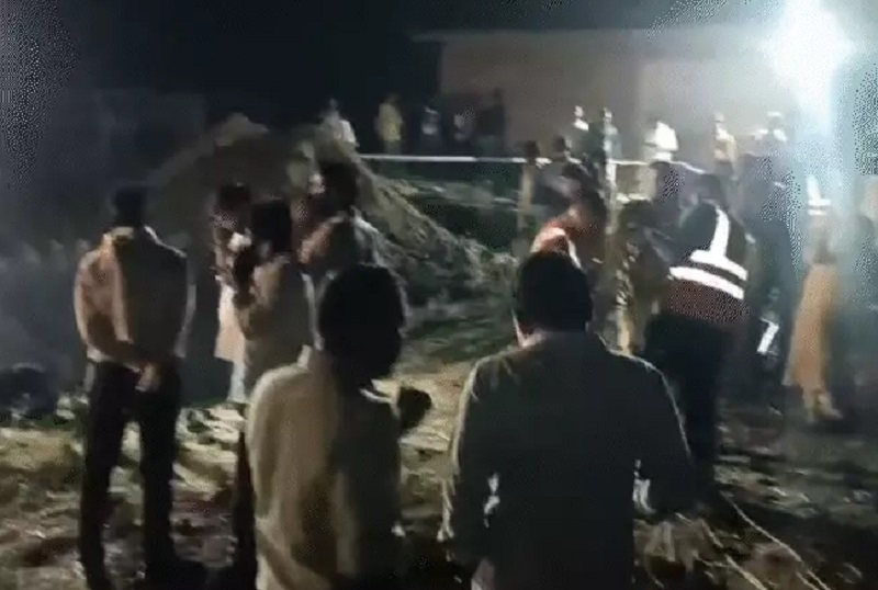 बोरवेल में गिरे बच्चे को बचाने के लिए रेस्क्यू जारी