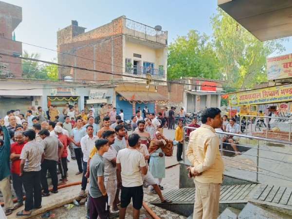 बैंक के बाहर जुटी भीड़