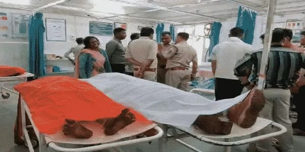 ऑटो पर ट्रक पलटने के घटना में दबे लोगों को निकालकर अस्पताल पहुंची पुलिस