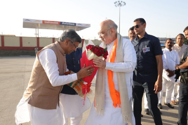 अमित शाह का स्वागत करते भाजपा नेता