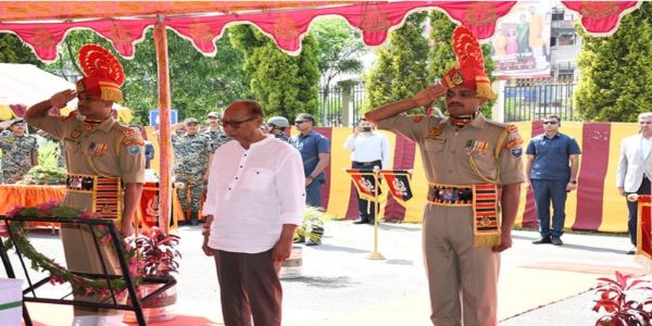 इंफाल हवाई अड्डे पर बीएसएफ के शहीद कांस्टेबल को श्रद्धांजलि अर्पित करते मणिपुर के मुख्यमंत्री वाई खेमचंद सिंह