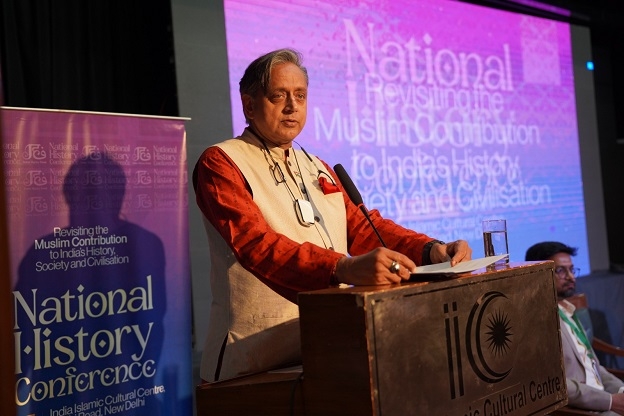 इंडिया हिस्ट्री फोरम के तत्वावधान में इंडिया इस्लामिक कल्चरल सेंटर में भारत के इतिहास, समाज और सभ्यता के विकास में मुसलमानों की भूमिका पर आयोजित सम्मेलन को संबोधित करते शशि थरूर। इंडिया हिस्ट्री फोरम के तत्वावधान में इंडिया इस्लामिक कल्चरल सेंटर में भारत के इतिहास, समाज और सभ्यता के विकास में मुसलमानों की भूमिका पर आयोजित सम्मेलन को संबोधित करते शशि थरूर।