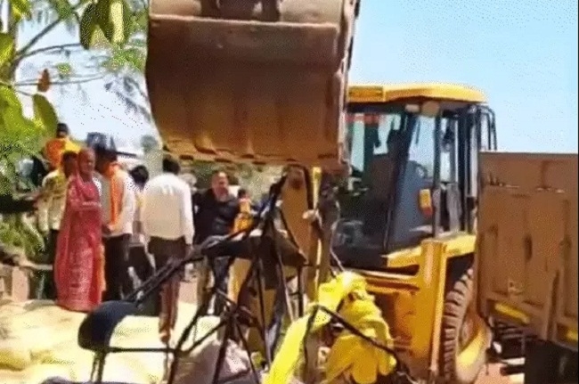 ऑटो पर ट्रक पलटने के बाद जेसीबी से दबे लोगों को निकालते हुए