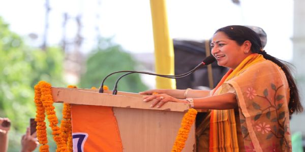 पश्चिम बंगाल में भाजपा उम्मीदवार के समर्थन में आयोजित जनसभा को संबोधित करती मुख्यमंत्री रेखा गुप्ता