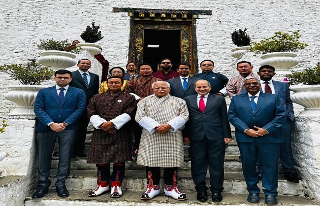 भूटान के खुरुथांग शहर का दौरा करते बिजली मंत्री मनोहर लाल
