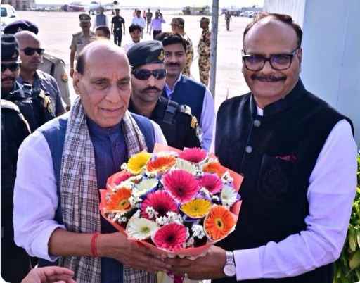 अमौसी एयरपोर्ट पर राजनाथ सिंह का स्वागत करते ब्रजेश पाठक अमौसी एयरपोर्ट पर राजनाथ सिंह का स्वागत करते ब्रजेश पाठक