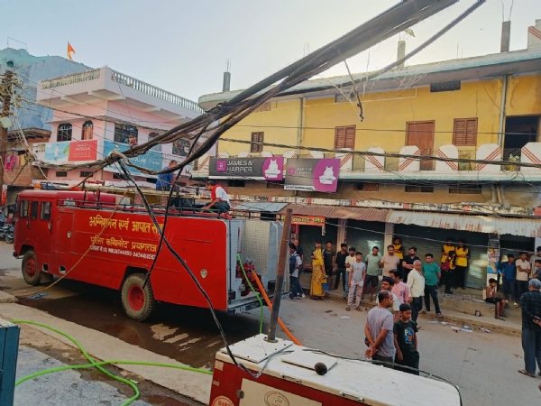 बैंक में लगी आग बुझाते दमकल विभाग के जवान