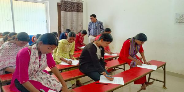 मूरहू में डिजिटल शिक्षा को बढ़ावा, कोचिंग सेंटर में कंप्यूटर कोर्स की मूल्यांकन परीक्षा आयोजित