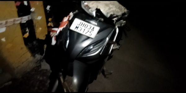 अधूरे ओवरब्रिज से स्कूटी सहित गिरकर छात्र की मौत