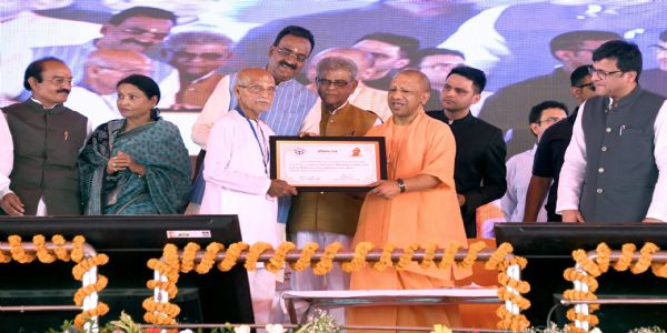 बांग्लादेश से विस्थापित 331 हिंदू परिवारों को लखीमपुर खीरी में मुख्यमंत्री योगी ने वितरित किए भूमिधरी अधिकार पत्र