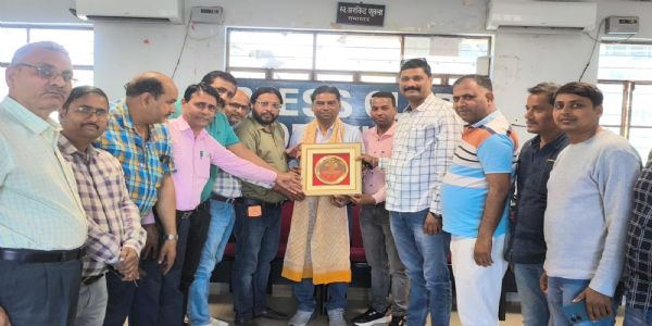 राज्यपाल से सम्मानित रंगकर्मी प्रेम नाथ का गोरखपुर आगमन पर भव्य स्वागत