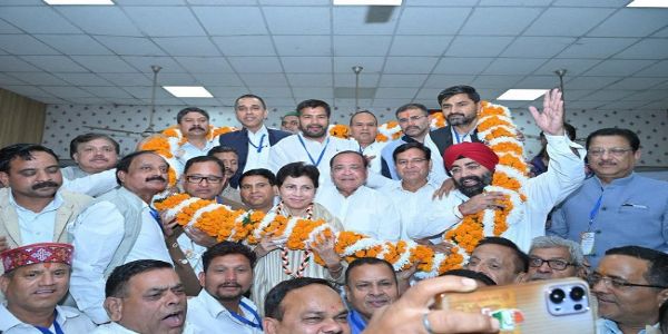 कांग्रेस की सरकार लाने के लिए एकजुट हों कार्यकर्ता: कुमारी सेलजा