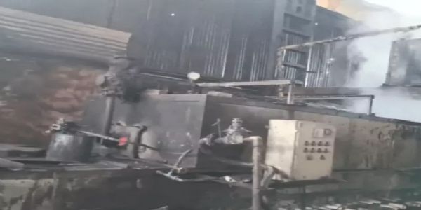 स्टील फैक्ट्री में लगी आग, ऑयल भट्टी में उठी लपटें