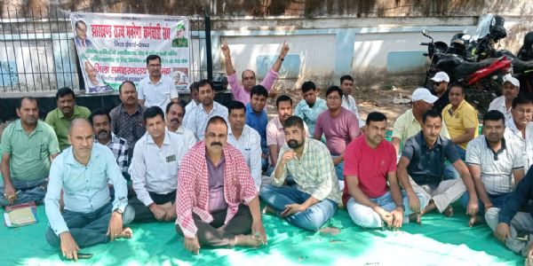 मनरेगा कर्मियों का अनिश्चितकालीन हड़ताल जारी