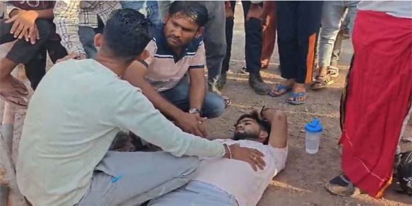 माेटरसाइकिल अनियंत्रित हाेकर रेलिंग से टकराई, एक महिला की माैत एक गंभीर घायल