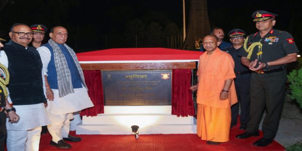 रक्षा मंत्री ने सेना के स्मृतिका युद्ध स्मारक में अत्याधुनिक लेज़र, लाइट और साउंड शो का किया उद्घाटन