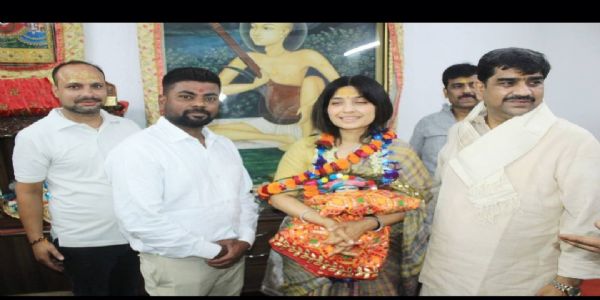 सांसद डिंपल यादव ने किए बांके बिहारी के दर्शन, यमुना हादसे पर जताया दुख