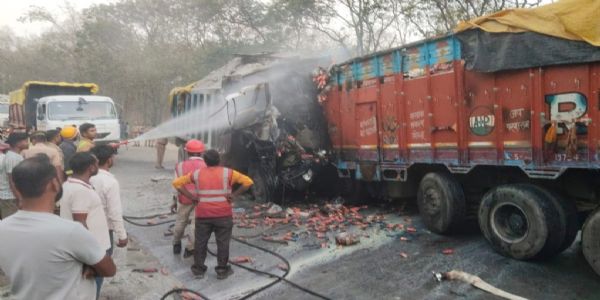सोनभद्र में दो ट्रकों की टक्कर के बाद लगी आग, दो की जिंदा जलकर मौत, एक घायल