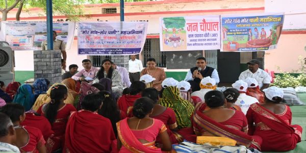 कलेक्टर ने चौपाल में ग्रामीणों को जल संरक्षण के लिए किया प्रोत्साहित, जल संरक्षण क़ी दिलाई शपथ