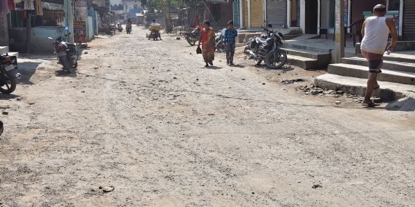 जर्जर सड़क बनी दुर्घटना का कारण,लोगों ने जिलाधिकारी से समाधान की मांग की
